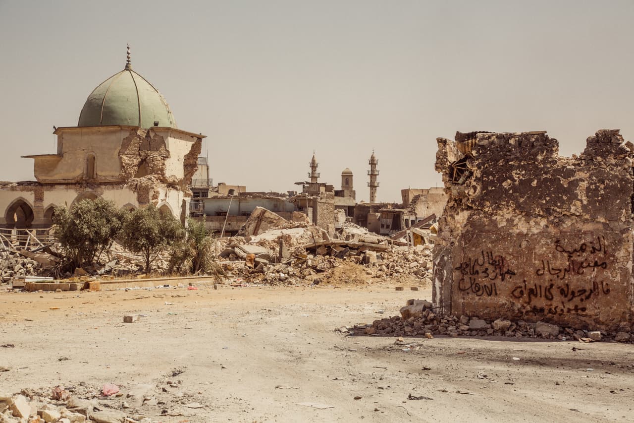 "Los restos de la mezquita donde se juramentó el califato de ISIS. Toda la zona histórica está destruida".