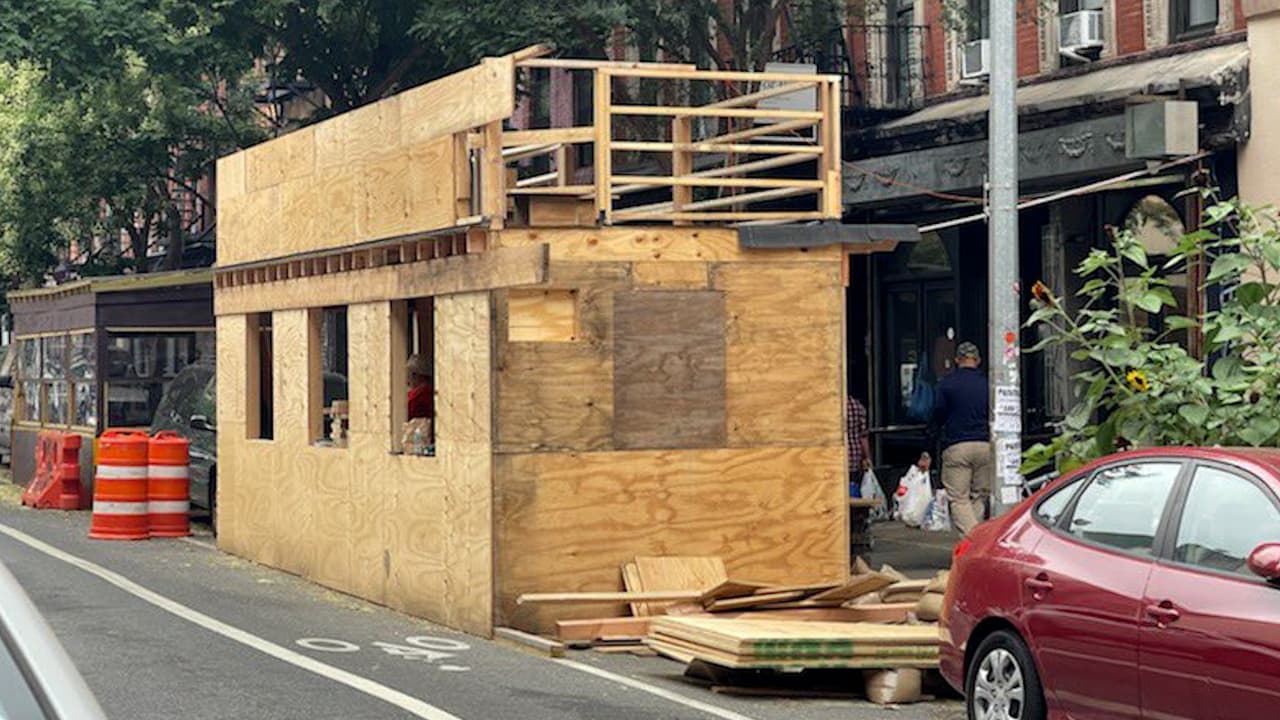 Restaurante de NYC detiene la construcción de una estructura de dos pisos tras quejas de vecinos 