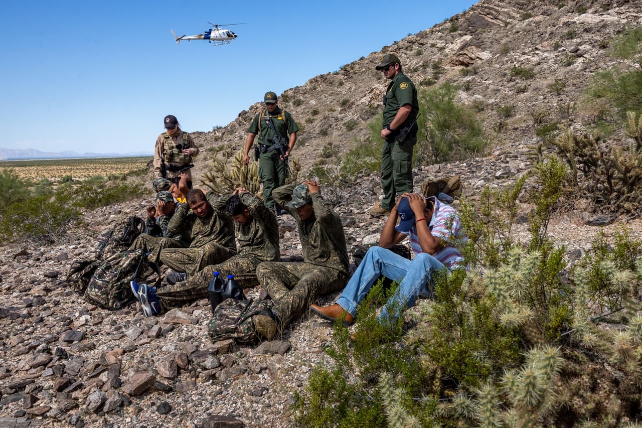 Agentes de la Patrulla Fronteriza con el apoyo aéreo rastrearon a este grupo de indocumentados que vestían ropa camuflada y los detuvieron en Organ Pipe, Arizona.