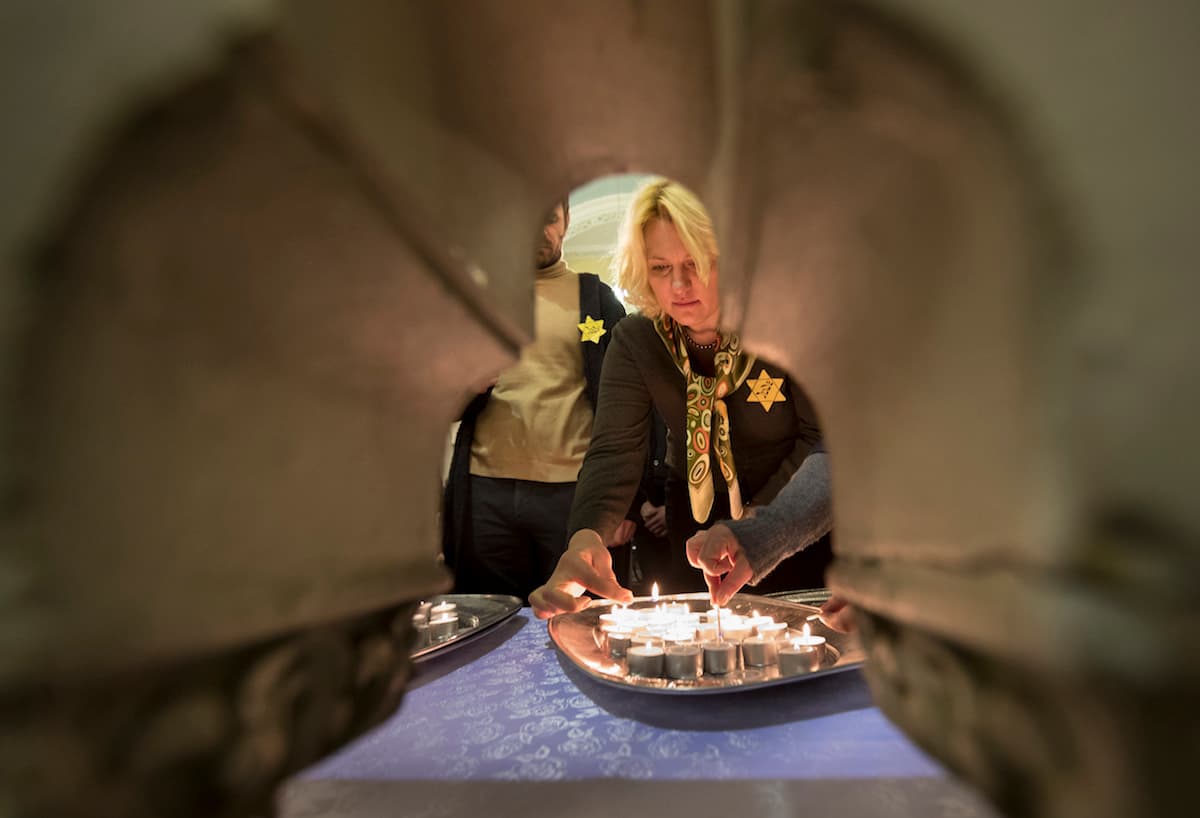 Judíos participaron en la ceremonia celebrada en Vilnius, Lituania, la noche del jueves.