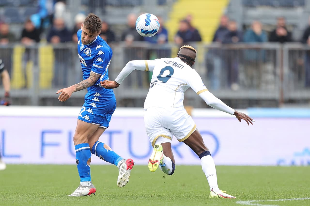 Hirving Lozano dio pase a gol, pero el Napoli se alejó de la lucha por el Scudetto con la épica remontada del Empoli para ganar 3-2 tras ir abajo 0-2 hasta los últimos 10 minutos en la Serie A.