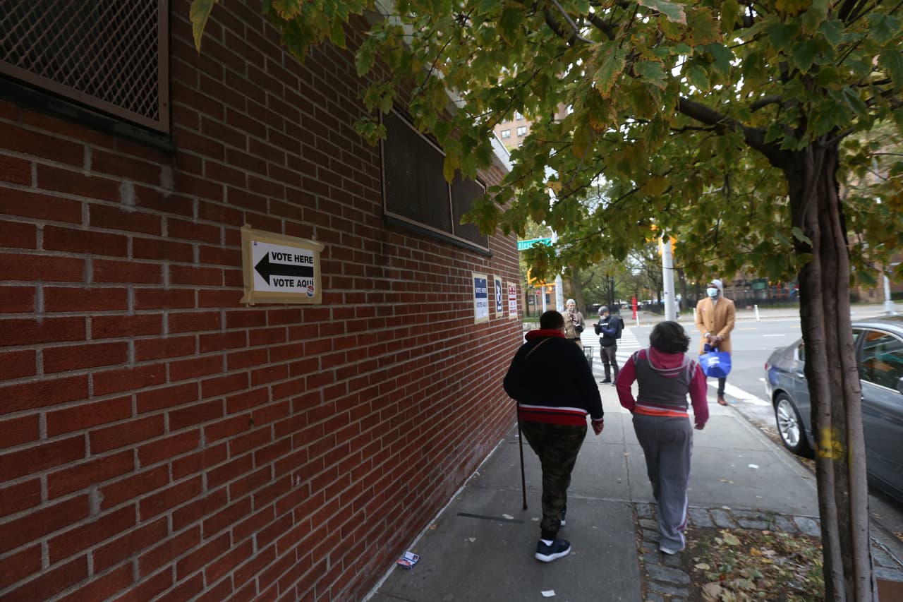 Alrededor de unos 500 voluntarios de la Comisión de Observadores supervisan el proceso electoral en toda la ciudad. En este caso en el Sur de El Bronx, el centro comunitario en en enclave del barrio latino en la Avenida Alexander se observó la mayoria de la comunidad latina y afroamericana concurrir sin problmas a las urnas.