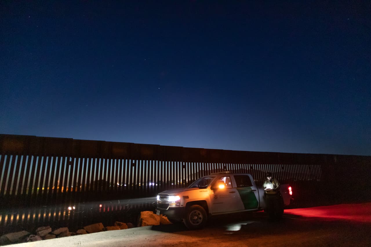Las autoridades fronterizas reportaron que en un fin de semana detuvieron a 2,500 personas en Yuma. En la foto se observa a un agente de la Patrulla Fronteriza completa el papeleo después de detener a un solicitante de asilo de Haití en la frontera entre Estados Unidos y México, en esa área de Arizona.