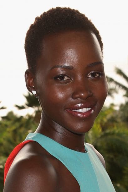 "Este es el mensaje: La piel oscura es inaceptable. Definitivamente nunca escuché esto en mi familia; mi madre nunca dijo nada en ese sentido, pero las voces de la televisión suelen ser mucho más fuerte que las voces de tus padres", dijo Lupita.