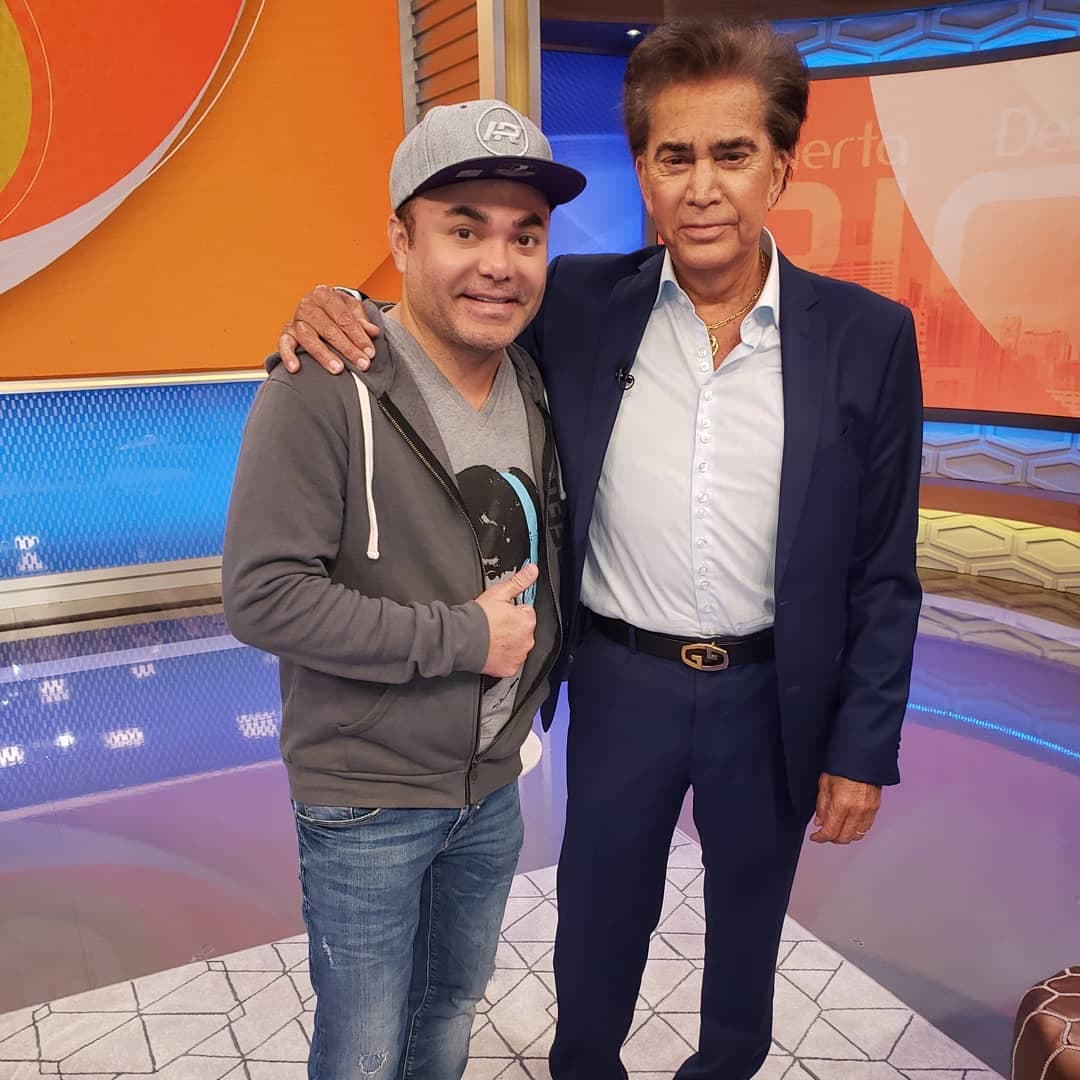 Cuando llegó a Univision, agregó, comenzó desde cero en el programa El Blablazo. "Me disfrazaba de pollito o cualquier otra cosa para entretener a la audiencia" y dijo que cuando entró a Despierta América, comenzó a cubrir las alfombras.