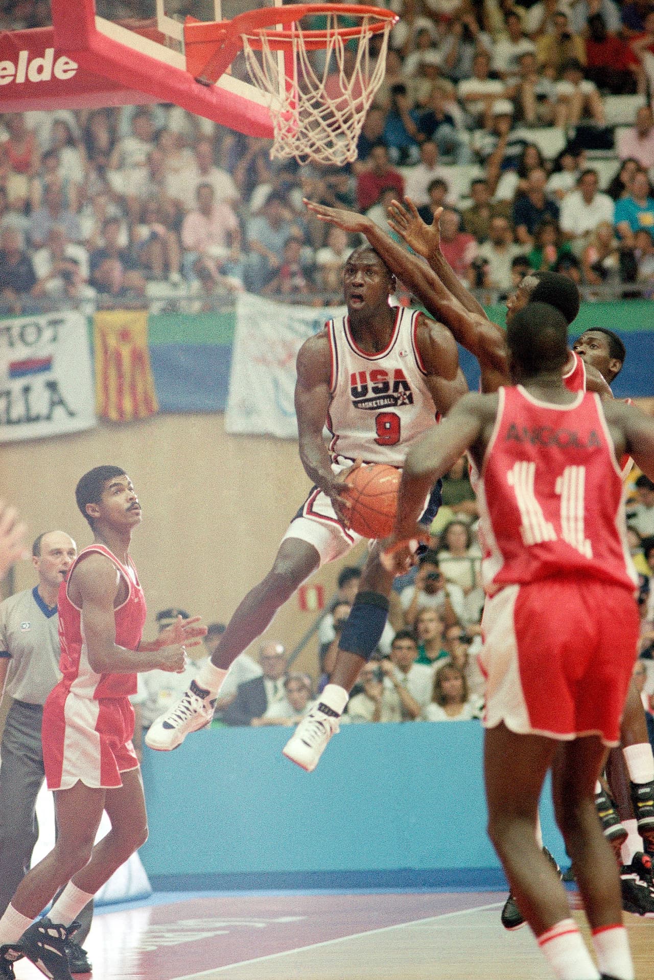 <b>La primera vez del ‘dream team’:</b>
<br>
<br>El baloncesto profesional en Estados Unidos tiene el más alto nivel de esta disciplina en el mundo desde hace décadas. En Barcelona 1992 se permitió por primera vez que jugadores profesionales de este deporte participaran, así que los norteamericanos organizaron
<a href="https://www.nba.com/history/top-moments/1992-dream-team-usa-basketball" target="_blank">el mejor equipo jamás visto en unos Juegos Olímpicos</a>.
<br>
<br>Michael Jordan (en la foto) fue acompañado por Charles Barkley, Magic Johnson, Scottie Pippen, Larry Bird, Karl Malone y Patrick Ewing, las estrellas de la NBA de entonces. Ganaron la medalla de oro cómodamente.