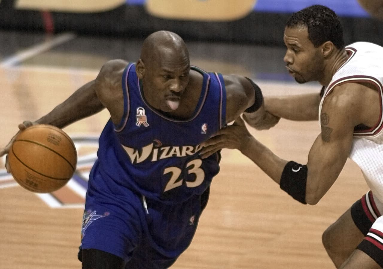 A pesar de que Jordan regresó y con los Washington Wizards, en 2003 anotó 43 puntos ante los new Jersey Nets. Fue el primer jugador de 40 años en anotar tal cantidad de puntos.