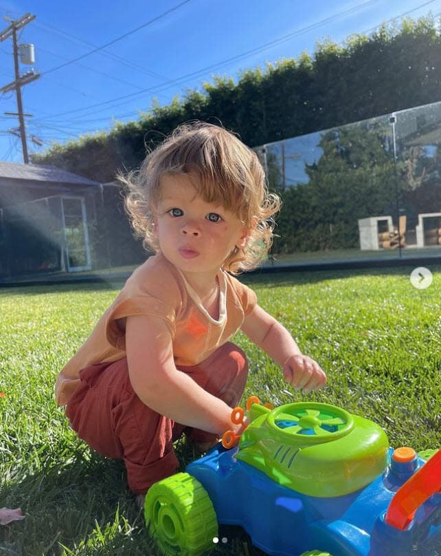 En noviembre de 2020, algunos medios como Hola! USA, 
<b>ponían en duda la paternidad del jugador de fútbol</b>, debido a que su hijo mayor, Noah, supuestamente tenía un parecido físico a Diego Dreyfus, amigo del 'Chicharito'.
<br>