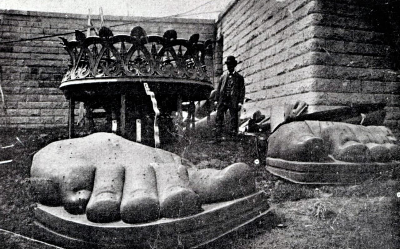 Los pies de la estatua a su llegada a la isla de Bedloe en el puerto de Nueva York, donde fue instalada. En 1956 le cambiaron el nombre a Isla Libertad.
<br>