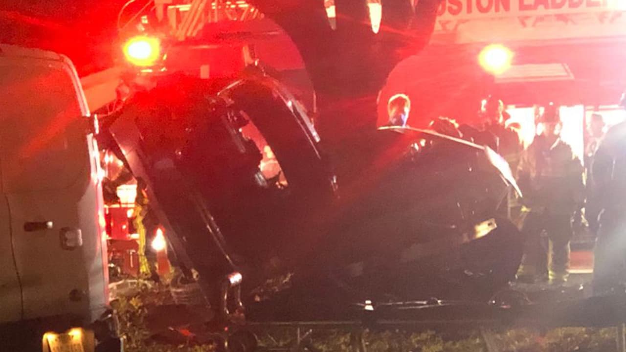 Las autoridades revisan las cámaras de vigilancia de lugares cercanos y buscan al conductor del otro vehículo.