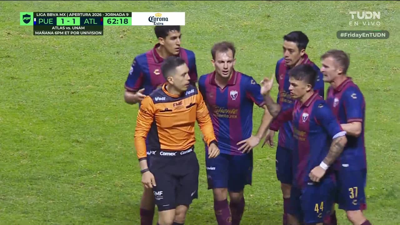 ¡Se arrepiente el silbante! El árbitro echa para atrás el penal que había marcado para Puebla