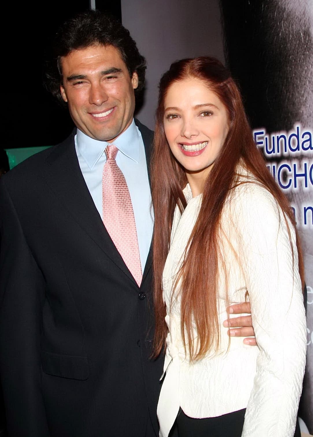 La guapa Adela Noriega se suma a la lista de los romances que le hemos visto protagonizar al actor.