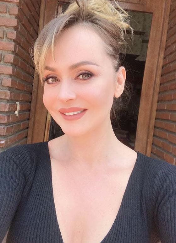 El 15 de diciembre de 2021, 
<b>Gaby Spanic</b> informó en redes sociales que se sometería a una 
<a href="https://www.univision.com/famosos/gaby-spanic-reaparece-redes-sociales-despues-cirugias-plasticas">cirugía estética</a>: "Me va a poner más bella de lo que soy".
<br>