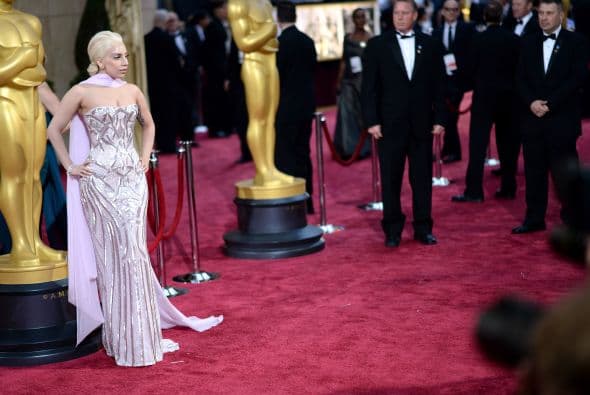 La cantante Lady Gaga usó dos trajes y llegó tarde, cuando todos estaban sentados, a la celebración de los "scar en el Hollywood & Highland Center el 2 de marzo de 2014, en Hollywood, California