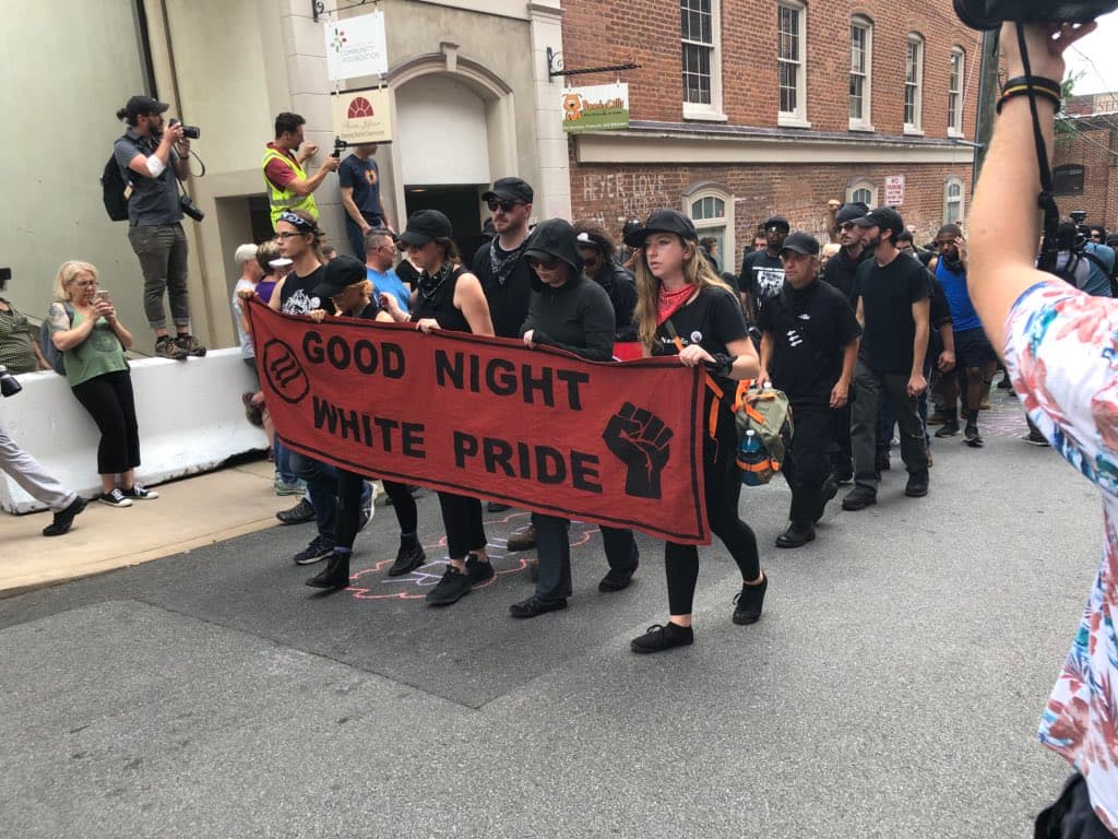 Estudiantes marchan vestidos de negro en Charlottesville contra la violencia y el racismo