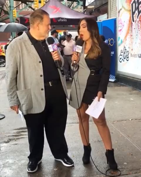 Por su parte, Raúl vistió unos pantalones y playera polo negros, con un saco gris.