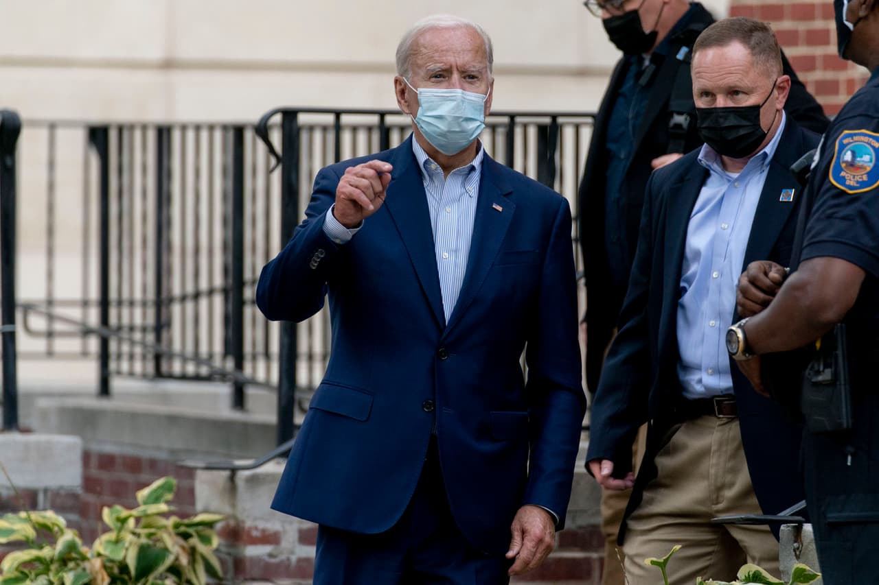 El candidato presidencial demócrata Joe Biden habla con reporteros el 3 de octubre del 2020 en Wilmington, Delaware.