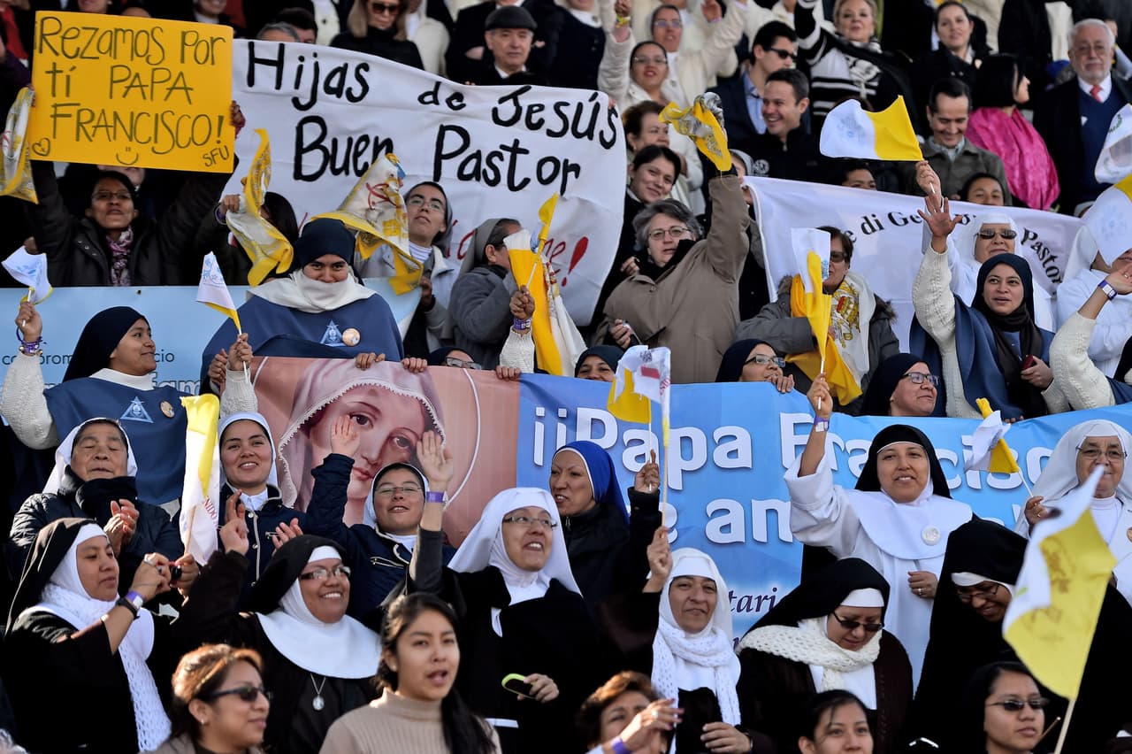 El Papa salió del estadio ‘Venustiano Carranza’ para dirigirse a la sede del Arzobispado y descansar antes del 'Encuentro con jóvenes' en el estadio ‘José María Morelos’, de la misma entidad.