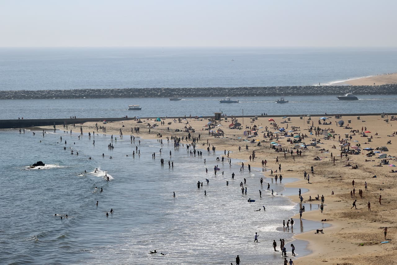 Esta imagen, muestra a los visitantes de la playa Corona del Mar State Beach, en la ciudad de New Port Beach, también en el condado de Orange.