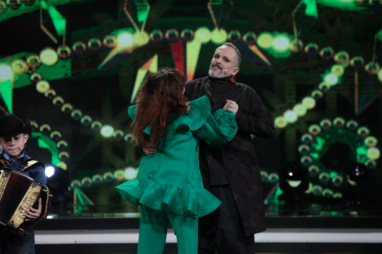 El pegajoso ritmo levantó de sus asientos a los jueces, y Miguel Bosé no dudó en dar algunos pasos de quebradita.