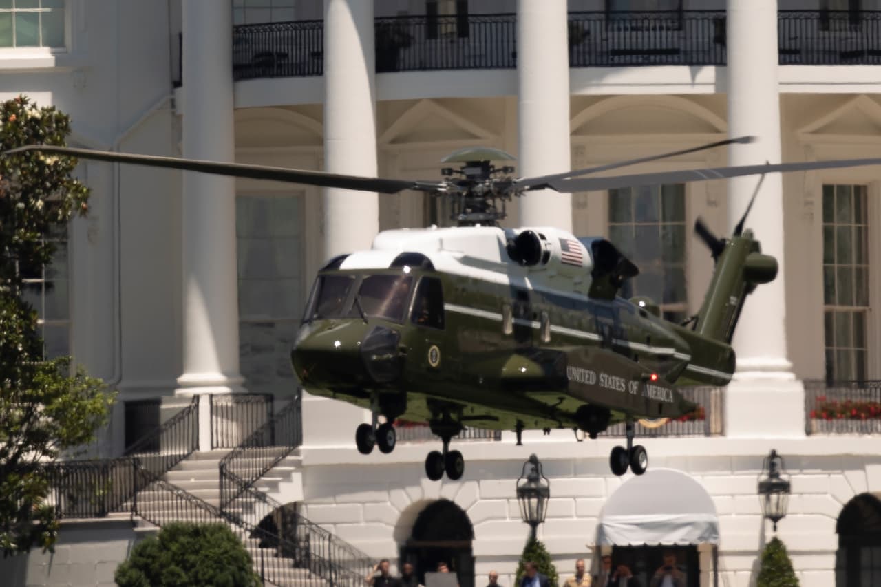 El helicóptero presidencial 
<b>está equipado con muebles ejecutivos</b> donde el mandatario y sus acompañantes, a veces otros jefes de Estado o su familia, pueden trabajar cómodamente.