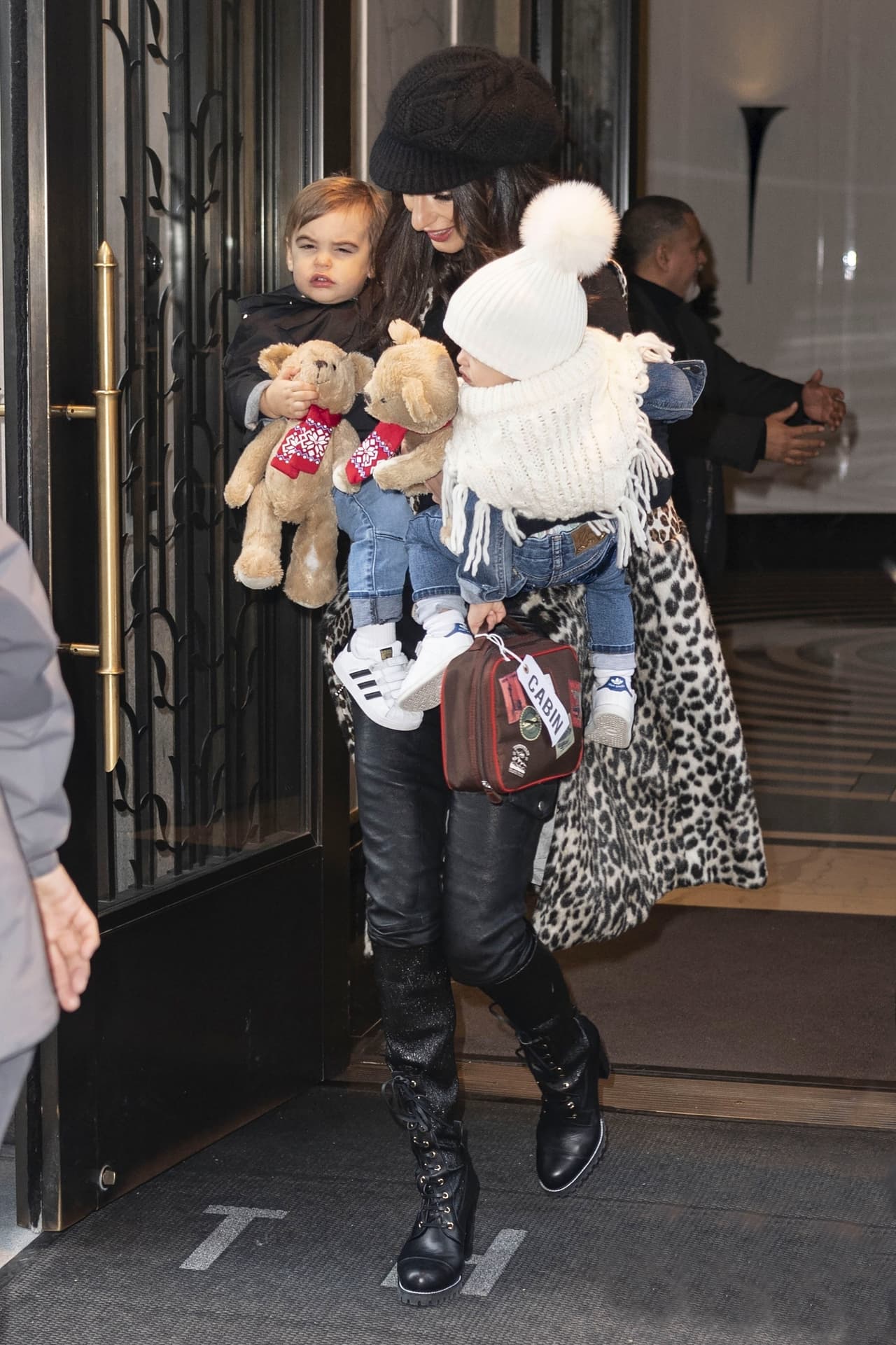 Alexander y Ella, que acaban de cumplir 18 meses de nacidos, salieron cada uno con un oso de peluche en manos.