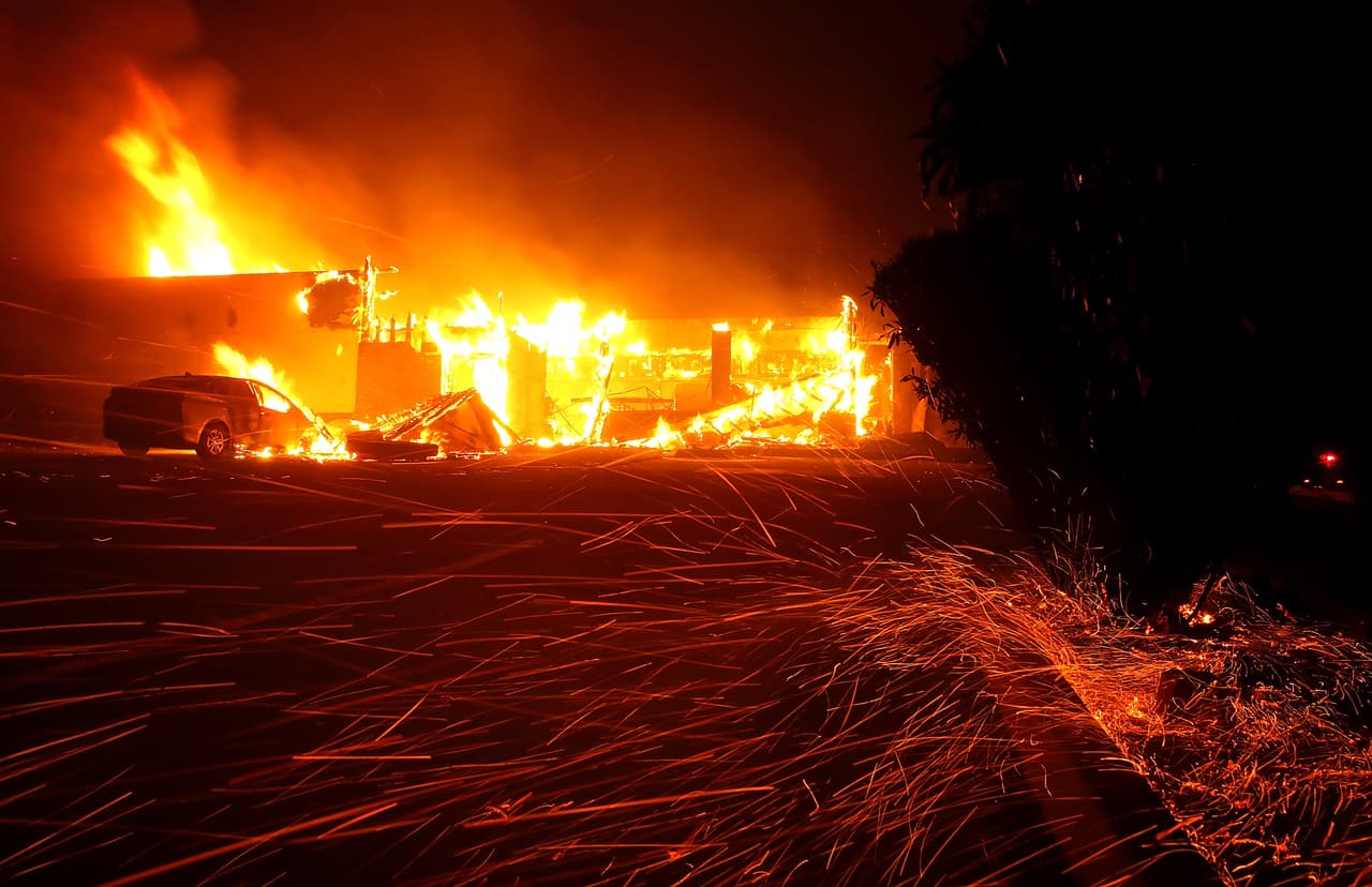 El incendio fue reportado a las 6:30 de la mañana, dijo Rick Cahart, portavoz de los bomberos de California. En seis horas, las llamas cubrían 26 millas cuadradas (69 kilómetros cuadrados), dijo John Gaddie, capitán de bomberos de Cal Fire.