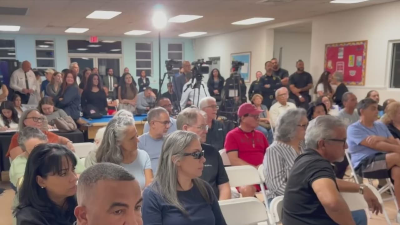 Seguridad y alivios económicos: residentes de Hialeah exponen sus preocupaciones al alcalde Calvo