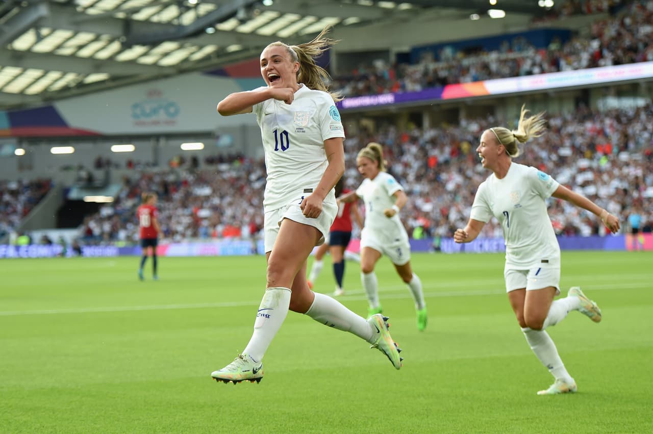 Georgia Stanway abrió el marcador con un penal dudoso.