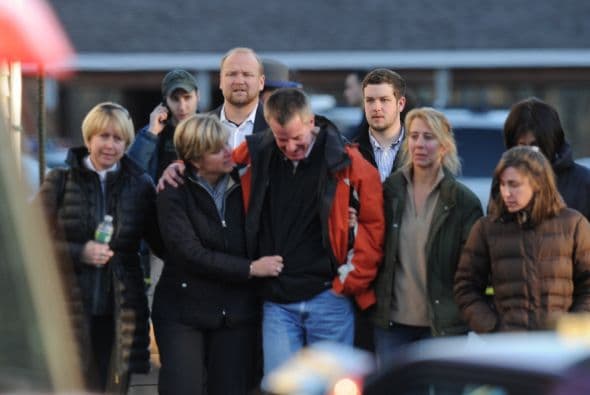 Según las autoridades de Connecticut, la policía estatal recibió una llamada de auxilio a las 9:40 de la mañana (14:30 GMT). Un equipo de elite de la policía se unió a numerosos agentes que acudieron a la institución.