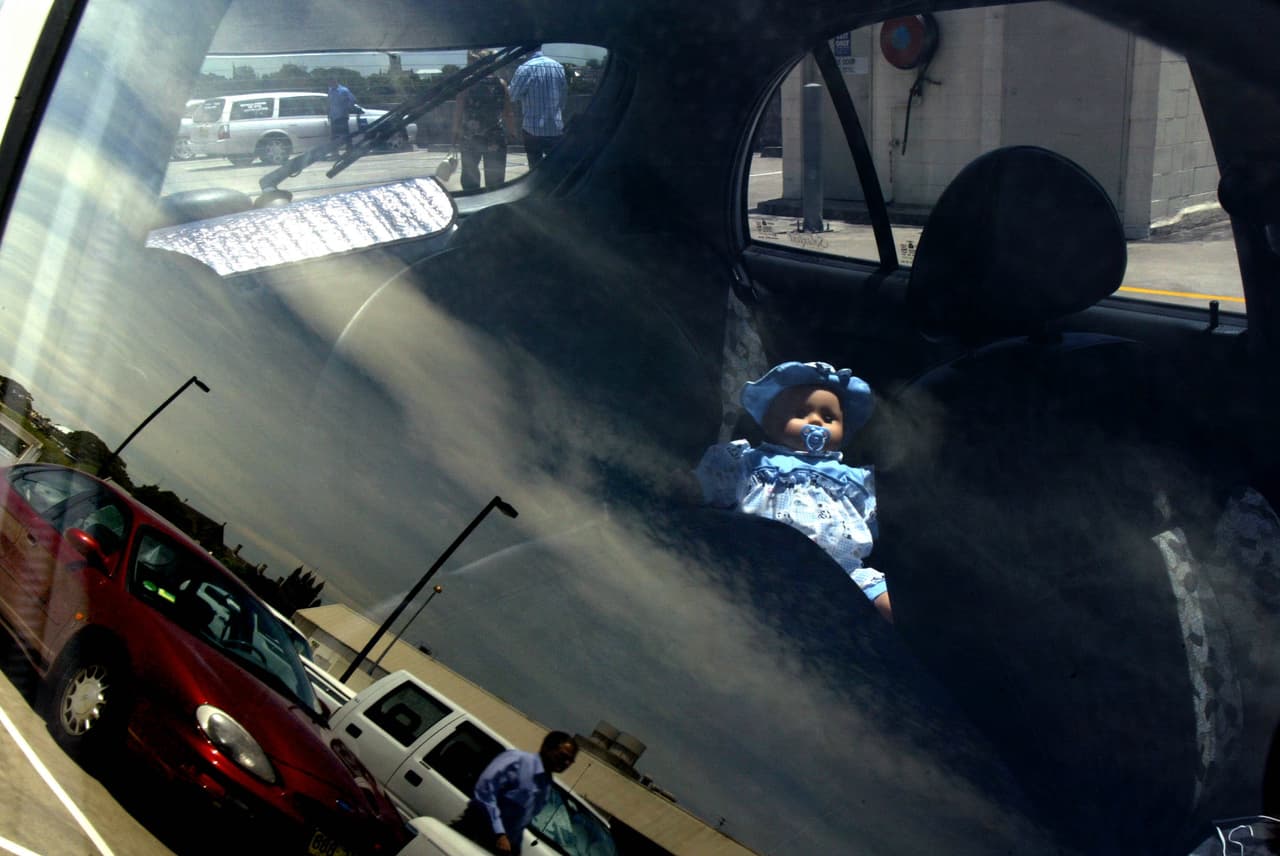 ¿Estás seguro de que jamás olvidarías a tu hijo en el auto? Científicos advierten que le puede pasar a cualquiera