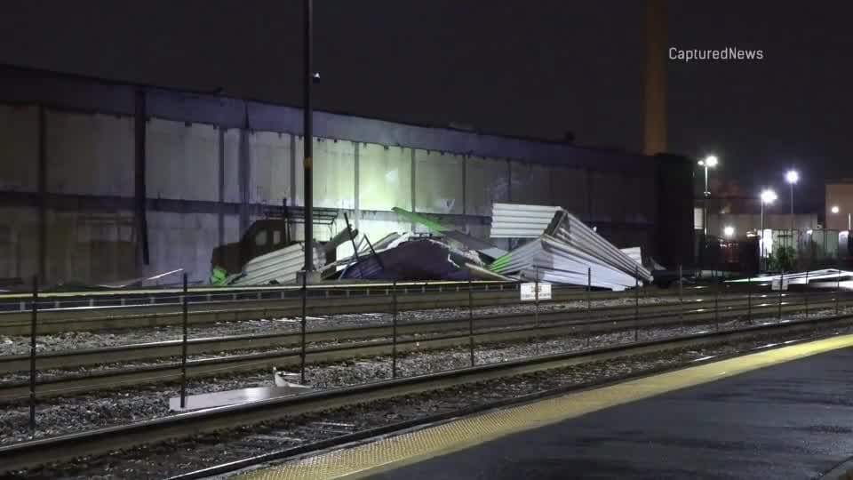 El servicio Metra reporta retrasos por un techo caído en las vías del tren tras las tormentas
