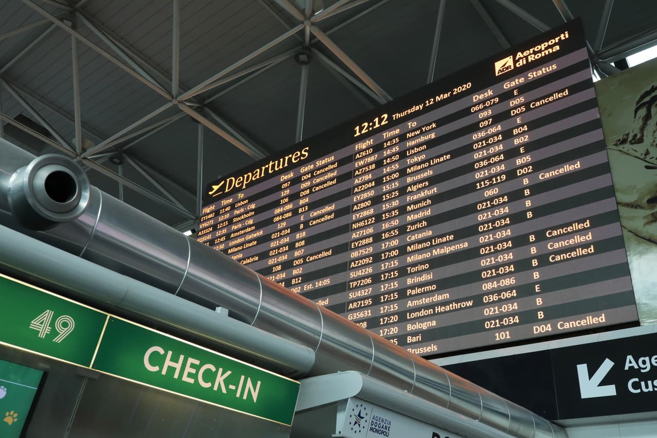 Así mismo, muchos países han cancelado vuelos procedentes de los países con más contagiados como Italia, China, Francia, España y Japón.