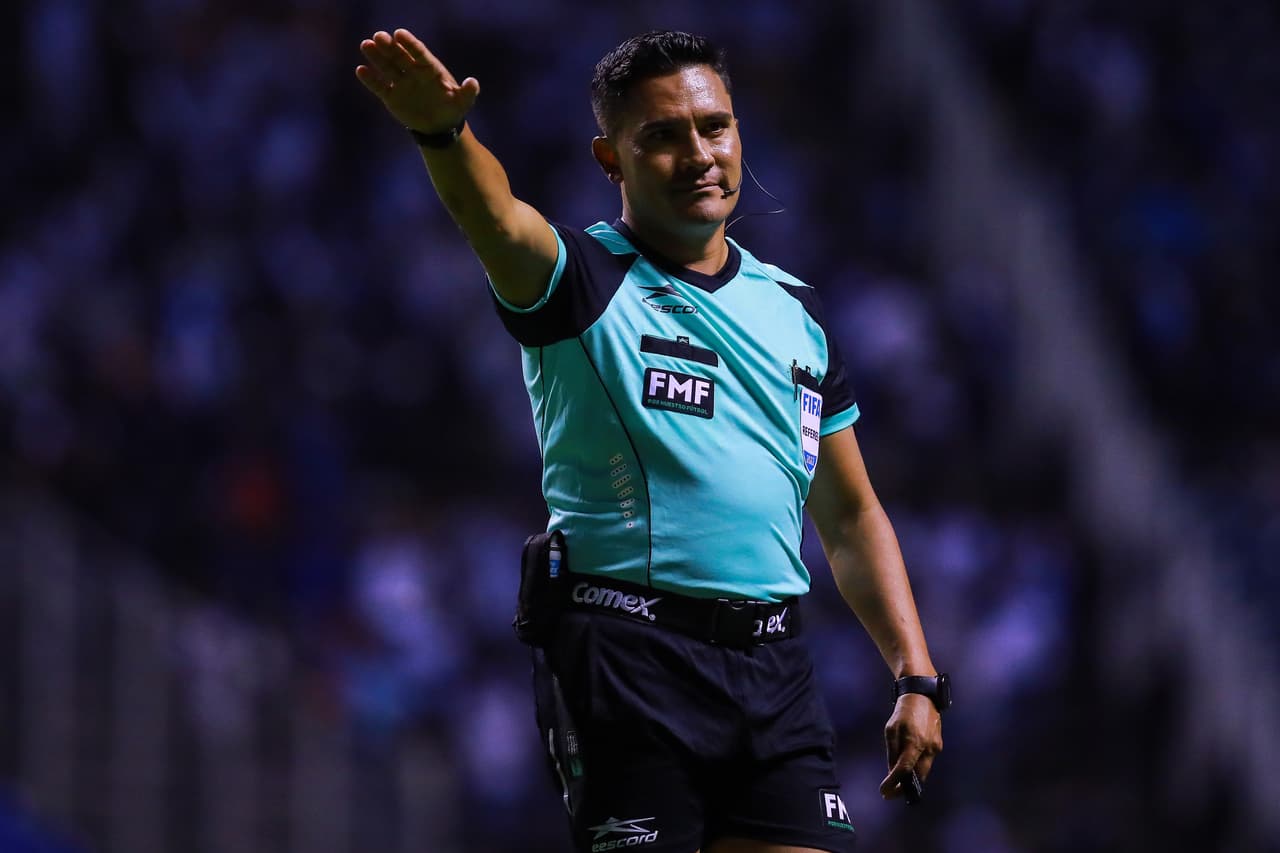 Necaxa evitó la derrota en el inicio de la Jornada 9 ante Puebla con un gol tardío de Agustín Oliveros que silenció el Estadio Cuauhtémoc. La Franja inició ganando con un tanto de Martín Barragán al minuto 15. Pero Facundo Batista encontraría el empate en el amanecer del segundo tiempo. Después Jordi Cortizo daría la vuelta para Puebla con un golazo que fue opacado por la acción de Oliveros.