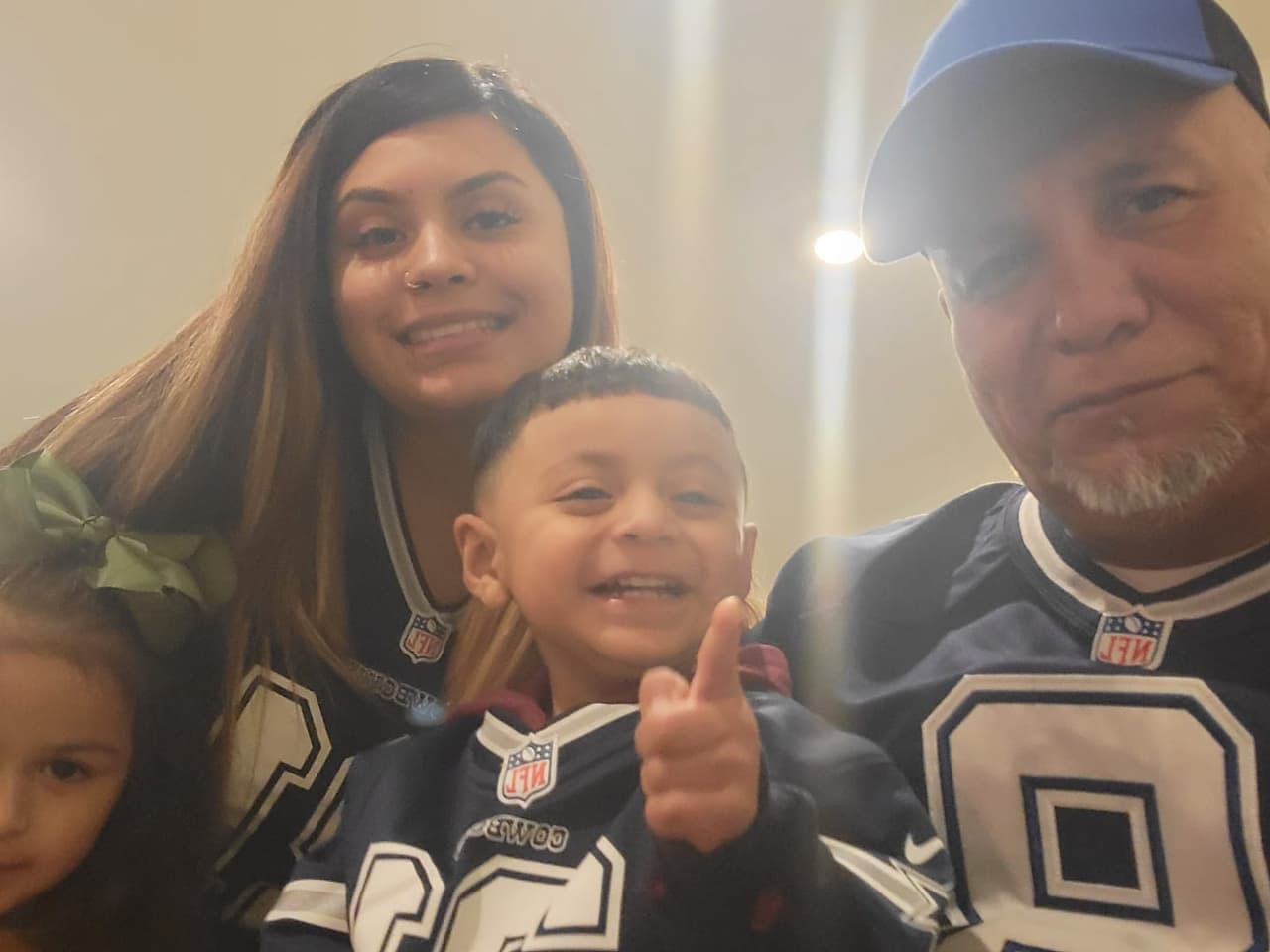 José Adame celebró el Thanksgiving y a la vez vio el partido de
<a href="https://www.univision.com/local/dallas-kuvn/cowboys-vs-raiders-fanaticos-tamaliza-y-discada-afuera-de-at-t-stadium-fotos">Cowboys</a> contra Raiders. Vemos a toda su familia con las playeras de los vaqueros de Dallas.
