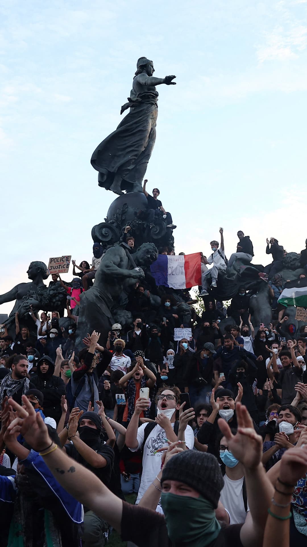 Miles de estudiantes y profesores salen a las calles para exigir mejores condiciones educativas en Francia