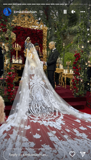 Uno de los detalles que llamó más la atención en el vestido de la novia fue la imagen de la virgen que tenía en el velo de su vestido. 
<br>