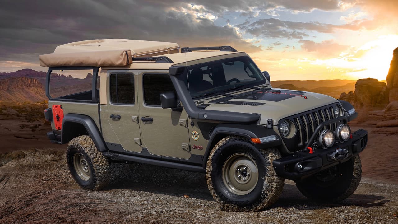 <h3 class="cms-H3-H3">Jeep Wayout</h3>
<br>Este concepto basado en la pickup Jeep Gladiator tiene todo lo que hace falta para desconectarse del mundo por varios días y perderse en el desierto. Por ejemplo, la Wayout cuenta con dos tanques de combustible empotrados en su caja de carga y con un compresor de aire dando el vehículo mayor autonomía y paz mental a sus operadores. Debajo del capó no hay nada nuevo, pero tampoco nada malo, lo que significa que la Jeep Wayout está equipada con el V6 Pentastar de FCA y una transmisión automática de 8 velocidades.