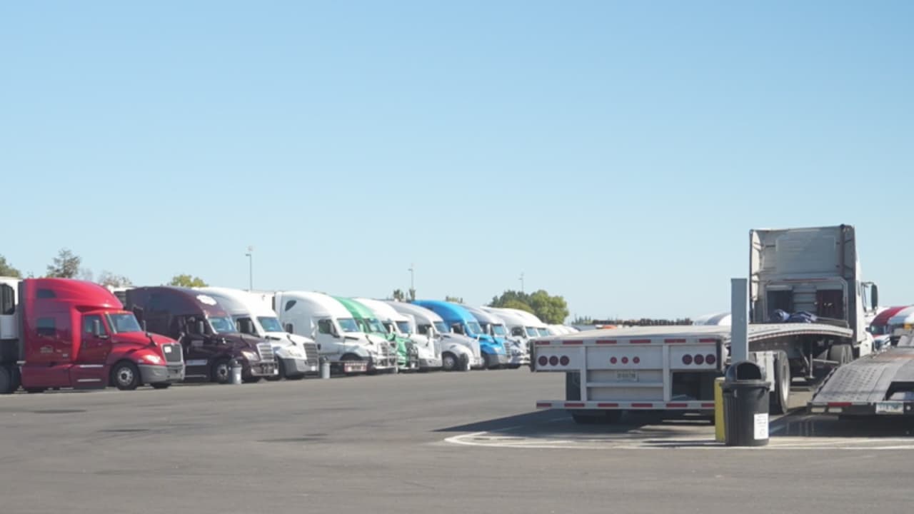 Nuevas reglas federales para camioneros generan temor e incertidumbre entre conductores en Sacramento