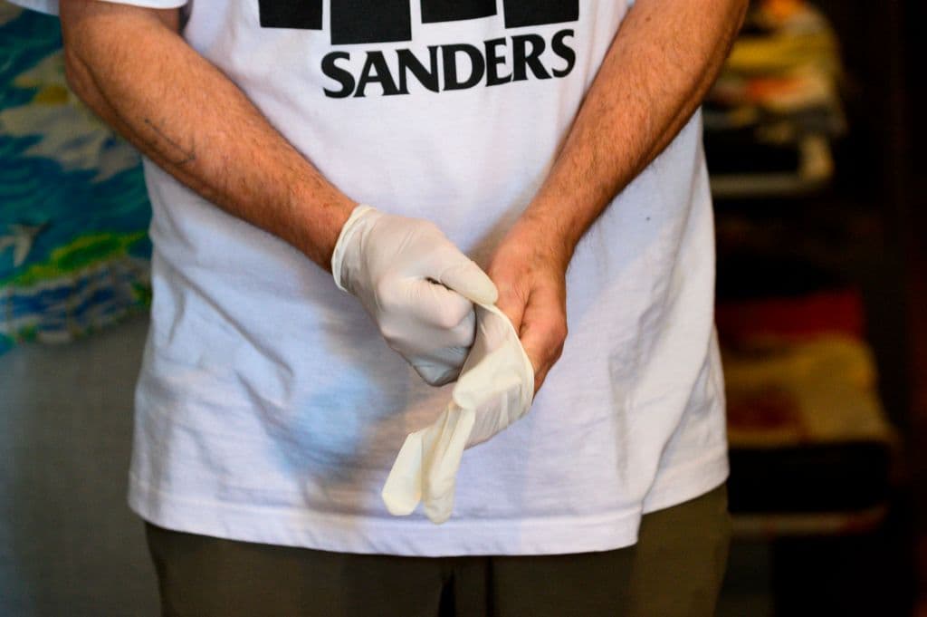 A la hora de trabajar, Wyatt se pone unos guantes de látex para trabajar las telas con las que confeccionará los tapabocas. El uso de guantes y tapabocas ha sido recomendado para los trabajadores esenciales a fin de evitar la propagación del 
<a href="https://www.univision.com/noticias/coronavirus">coronavirus</a> que hasta el momento ha cobrado 1,533 vidas en California, según el más reciente conteo de 
<a href="https://www.univision.com/noticias/salud/mapa-actualizado-del-coronavirus-cifras-de-casos-confirmados-y-fallecidos">Univision Noticias</a>.