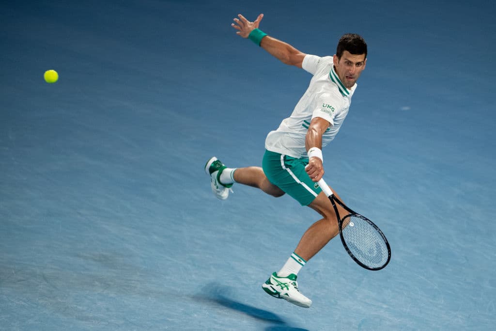El serbio Novak Djokovic fulminó al ruso Daniil Medvedev al vencerle por 7-5, 6-2 y 6-2, en una final espectacular y demasiado corta, para levantar su noveno título del Australian Open y el tercero de forma consecutiva.