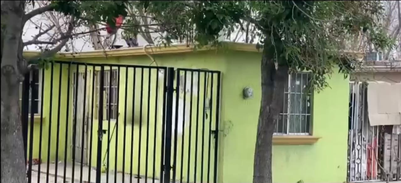 Hoy, la casa en la que vivía Victoria se encuentra abandonada y cerrada con un candado, mientras la comunidad todavía trata de asimilar lo ocurrido. “Nos sentimos muy mal,
<b>nunca nos imaginamos que la niña estaba pasando por todo eso, ni que la madre permitiera esa <a href="https://www.univision.com/temas/violencia">violencia</a>” </b>, dice una de las mujeres habitantes del barrio.
<br>