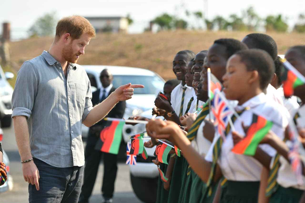 Querer es poder, dice el refrán. El príncipe Harry llegó este domingo al Colegio de Educación Nalikule, en Lilongüe, Malaui, para conocer un proyecto de la ONG Campaña por una Educación Femenina (
<b><a href="https://camfed.org/" target="_blank">CAMFED, en sus siglas en inglés</a></b>) que a través de la red de estudiantes CAMA apoya la educación de las niñas en este país, uno de los más pobres del mundo.
