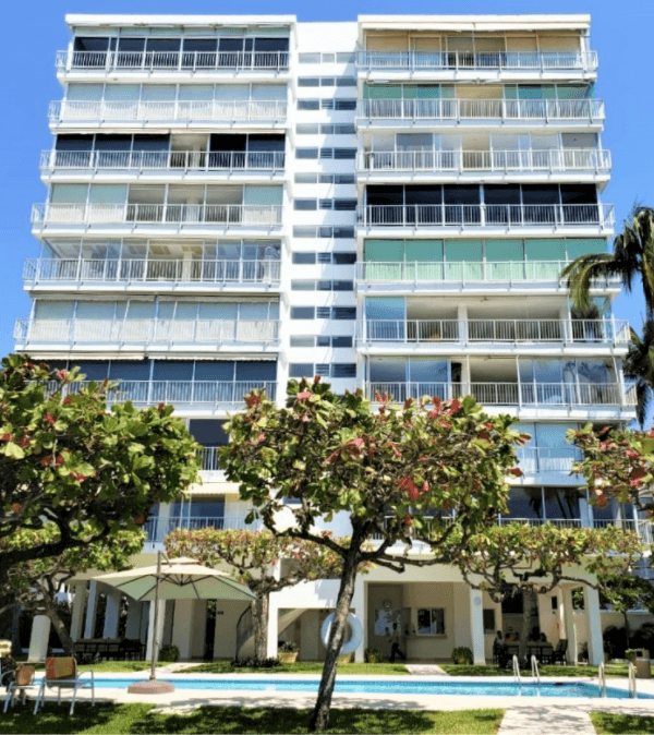 <h3 class="cms-H3-H3">Departamento en Acapulco</h3>
<br>
<br>Se trata de otro de los premios estelares, pues se encuentra en un privilegiado lugar en las turísticas playas de Acapulco. Tiene un valor de casi
<a href="https://www.gob.mx/gransorteoespecial/articulos/departamento-en-acapulco-271473" target="_blank">12 millones de pesos</a> (600,000 dólares) y mide alrededor de 250 metros cuadrados.
<br>
<br>
<b>Ubicación: </b>Acapulco, Guerrero
<br>
<b>Tipo de inmueble: </b>Departamento
<br>
<b>Superficie: </b>250 m2
<br>
<b>Valor total del premio en</b>
<b>especie y efectivo: </b>$11.9 millones de pesos
