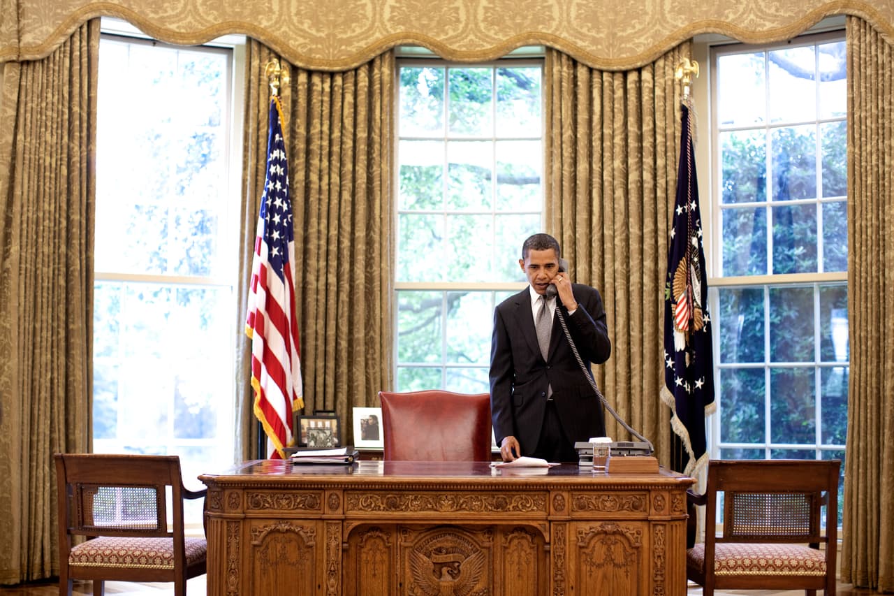 <b>La furia de Trump. </b>Después de la recusación de Sessions, Trump atacó vía twitter a varios líderes demócratas y
<u><a href="https://www.univision.com/noticias/politica/trump-acusa-a-obama-de-intervenir-su-telefono-durante-la-campana-electoral-pero-no-ofrece-pruebas">acusó sin pruebas a Barack Obama de espiar por teléfono de manera ilegal a su campaña presidencial.</a></u>