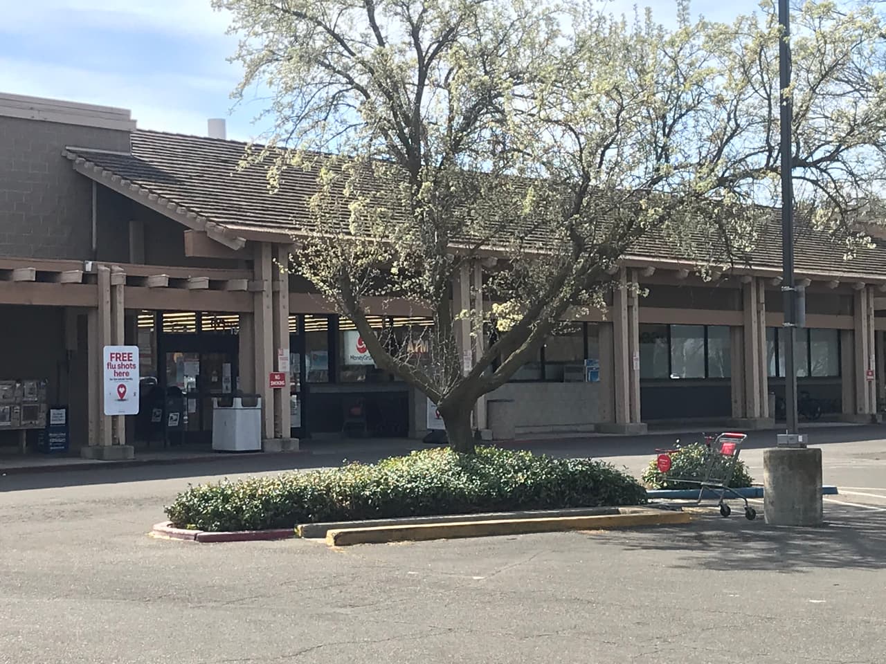 <b>CVS</b>
<br>Una vez que se rellena el formulario para determinar la elegibilidad de la persona, la farmacia acorda una sucursal cercana donde se puede presentar para recibir la vacuna.