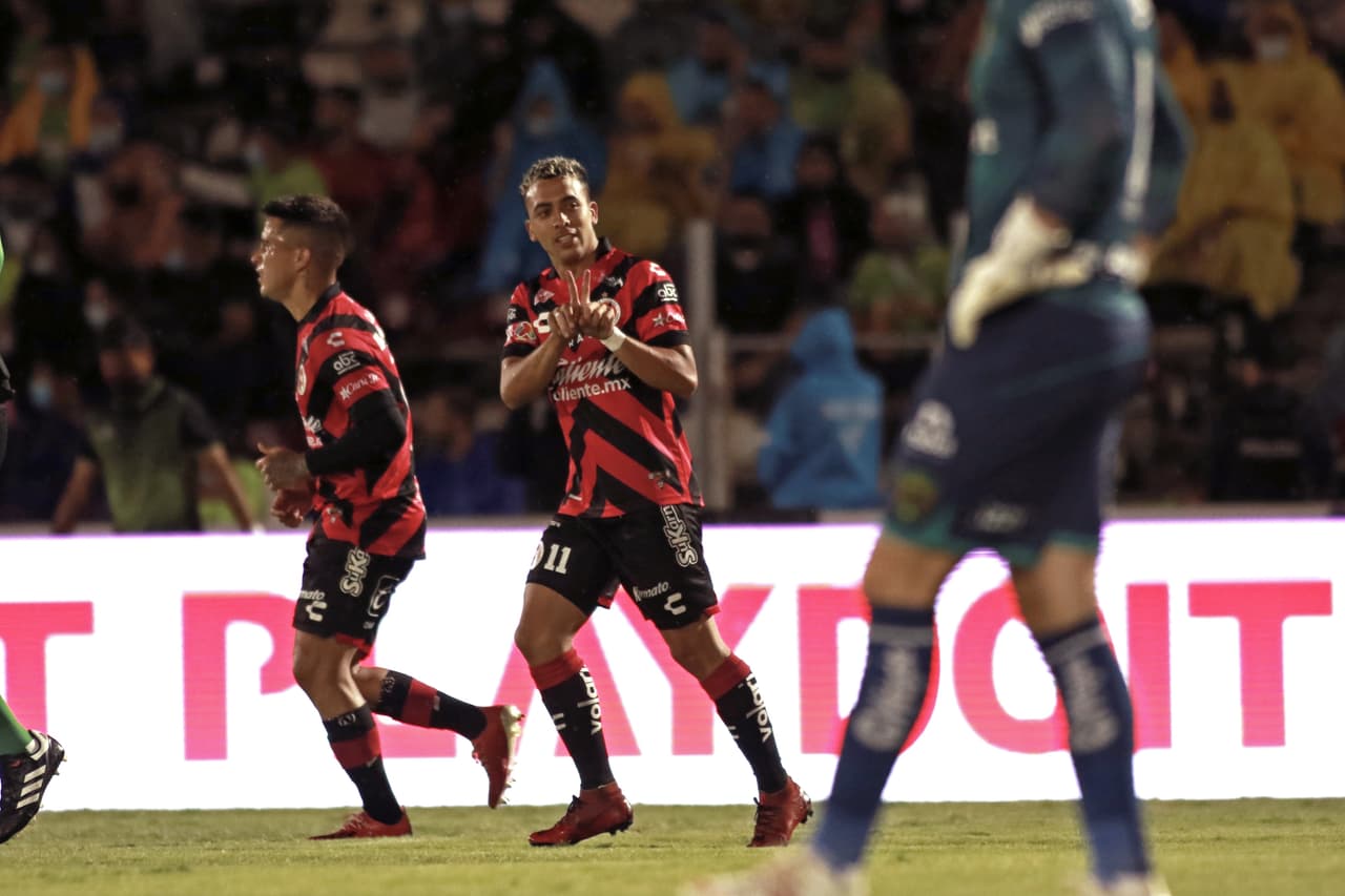Xolos no tardó en hacer daño, aunque más por un toque de suerte que de intención a los 8 minutos de juego.