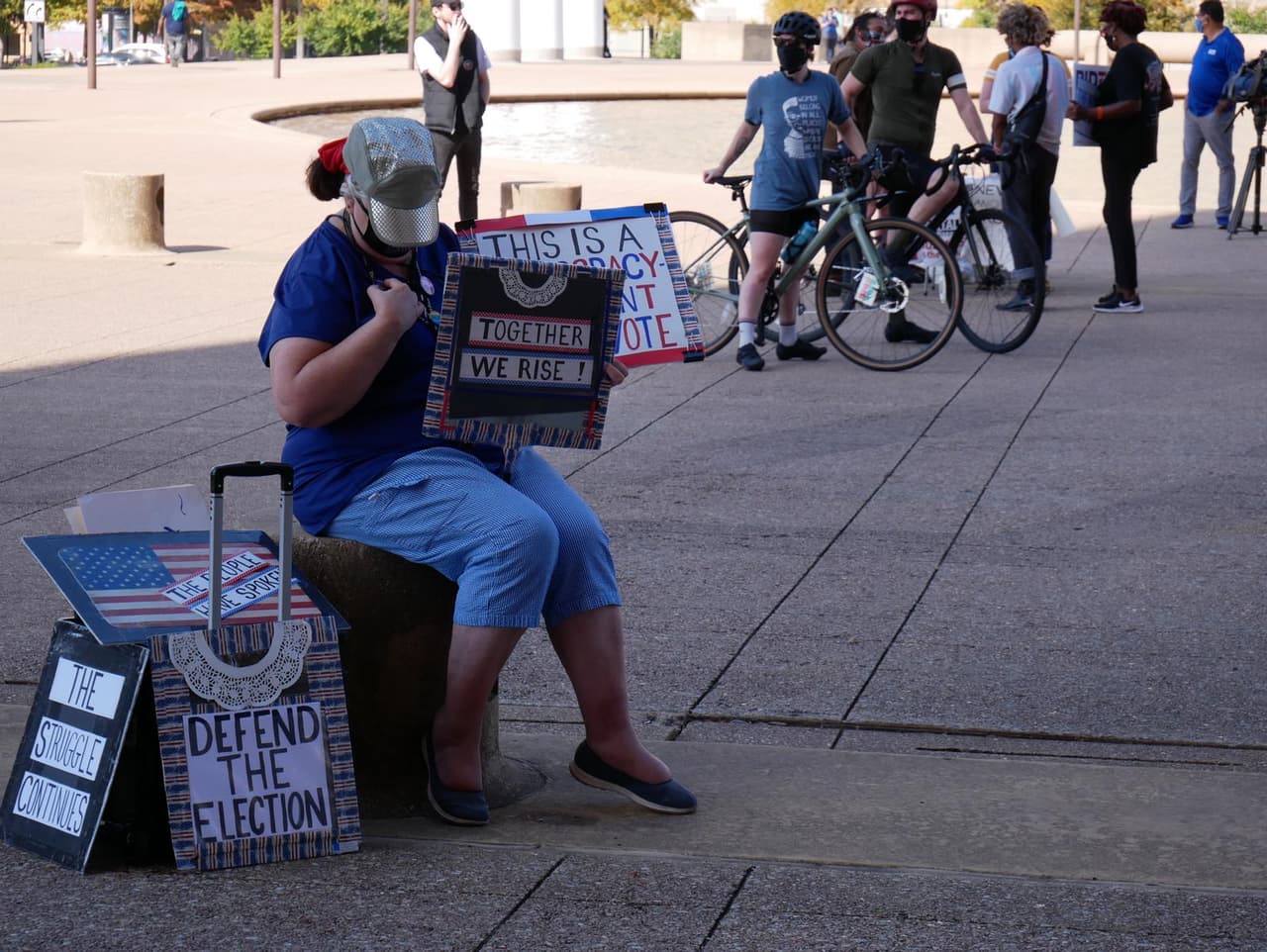 Desde tempranas horas en la mañana varias organizaciones se manifestaron para pedir que se cuenten cada uno de los votos, pero al conocer los resultados de las elecciones todo
<br>se volvió una fiesta.
<br>