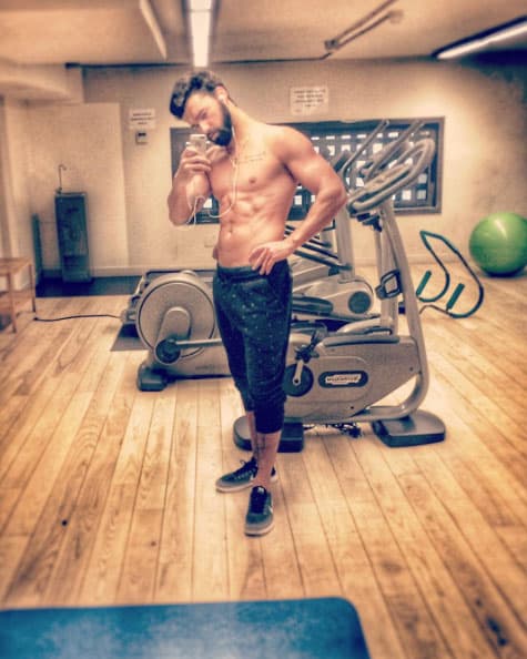 Además de ser guapo y talentoso, tiene un cuerpo de envidia, ¿no creen?