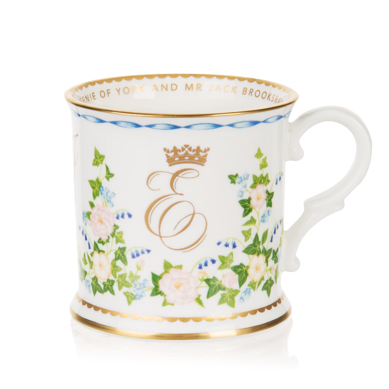 Entre los recordatorios se encuentran tazas como ésta, que presume la letra E y adentro tiene la fecha del histórico evento. Hay artículos desde los 24 dólares hasta los 51.